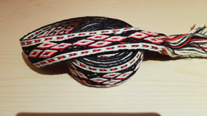 schwarz/natur/rot; Material: Baumwolle/Wolle; 26 Brettchen = 4 cm Breite; 2,5 Meter Länge; 17€/Meter = 42,50€